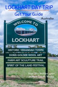 A picture of a wooden town sign inviting you to visit Lockhart