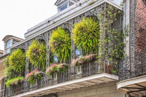 Cast-iron balcony with post plants