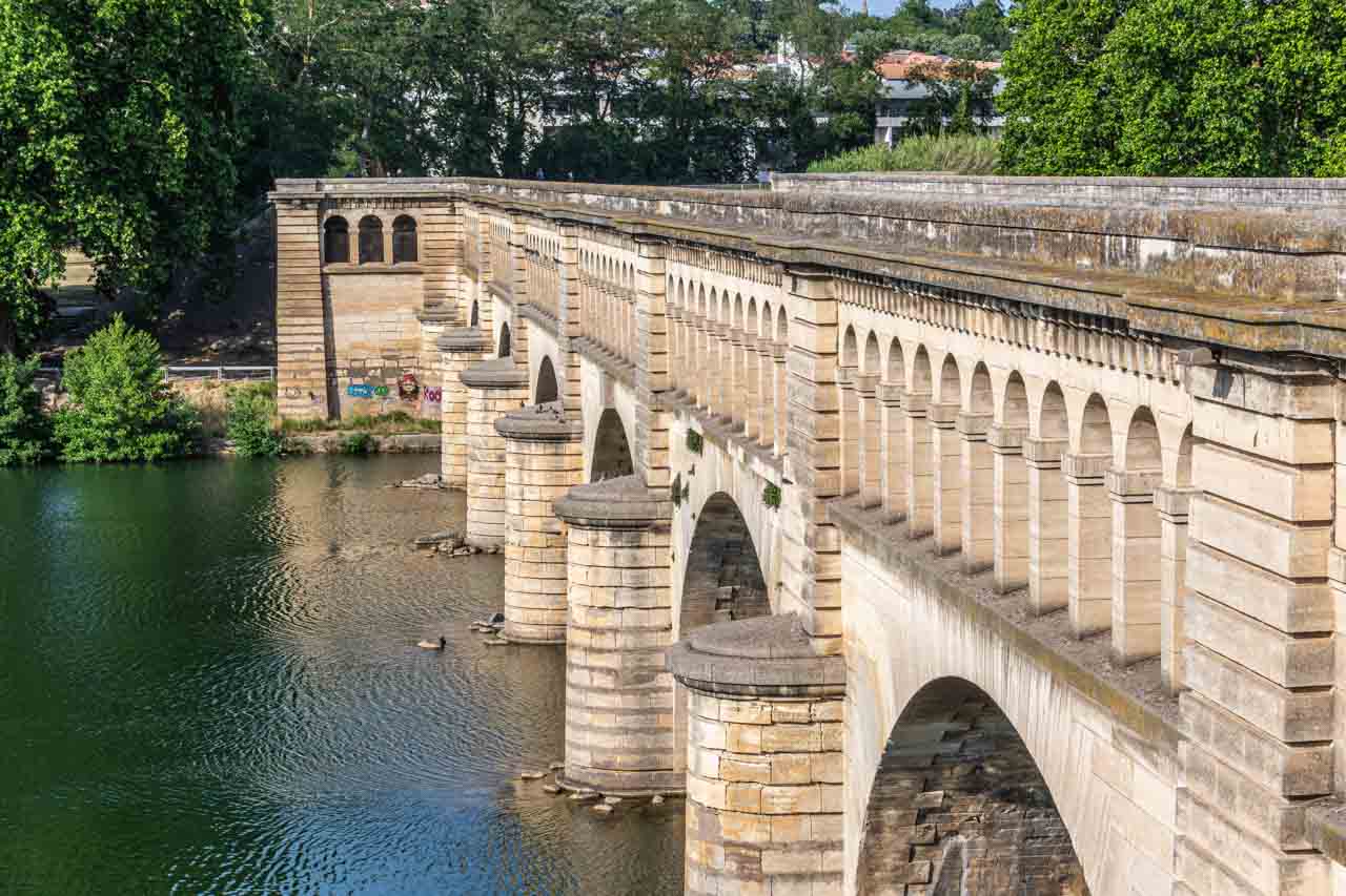 A water bridge carrying the Canal du Midi over the river below.