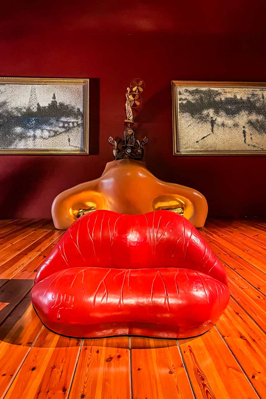 A red sofa designed to look like lips and created bt Salvador Dali.